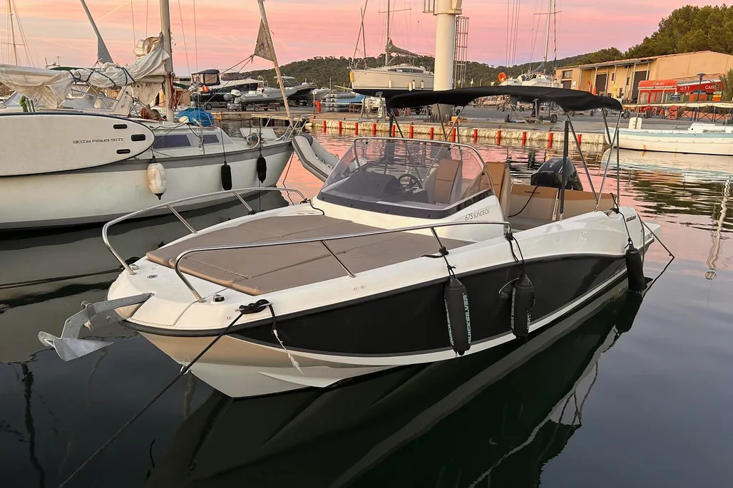 Quicksilver Activ 675 Sundeck used - photo 1