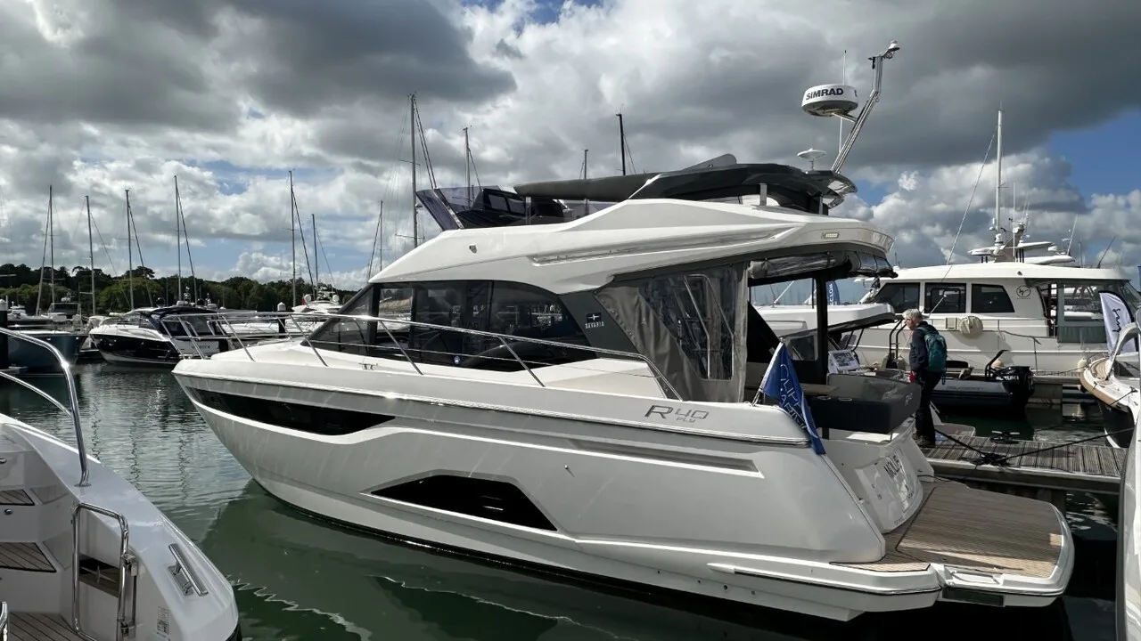 Bavaria Yachts R40 Fly gebraucht - Foto 1 Bavaria Yachts R40 Fly gebraucht - Foto 1