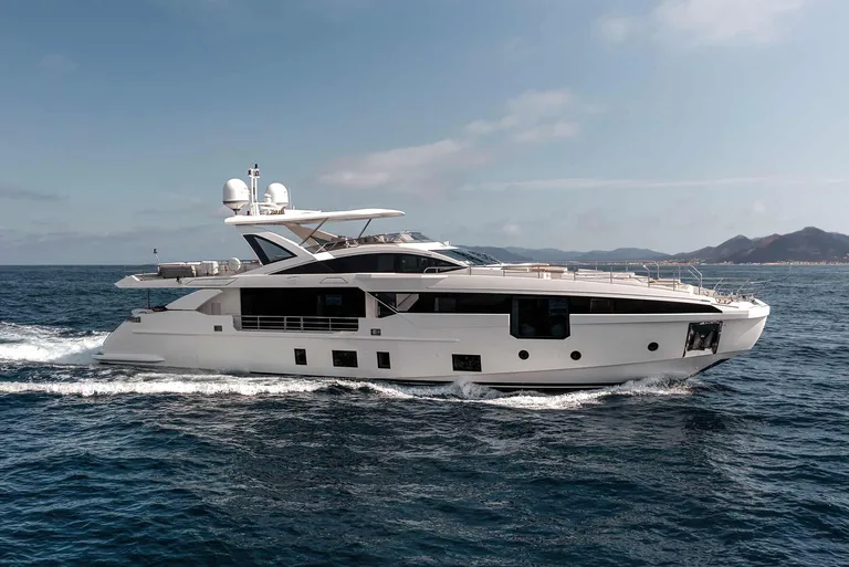 Azimut Grande 32M