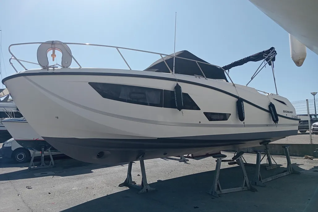 Quicksilver Activ 875 Sundeck used - photo 1
