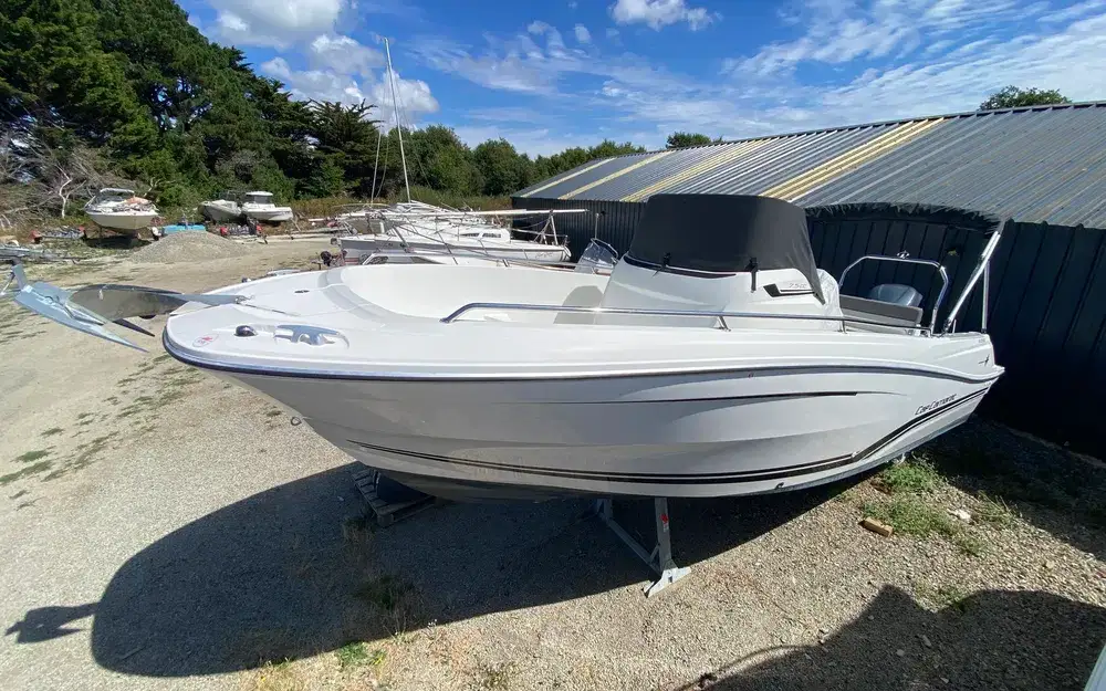 Jeanneau CAP CAMARAT 7.5 CC SÉRIE 3 usato - foto 1 Jeanneau CAP CAMARAT 7.5 CC SÉRIE 3 usato - foto 1