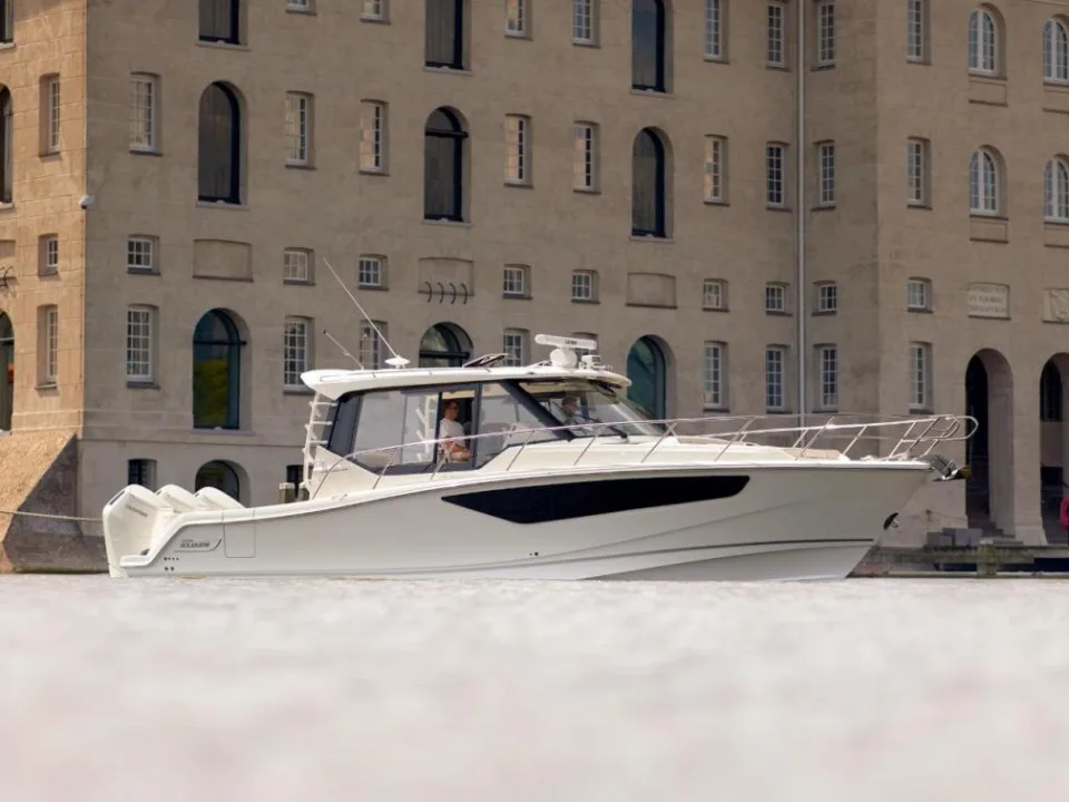 Boston Whaler 405 Conquest used - photo 1