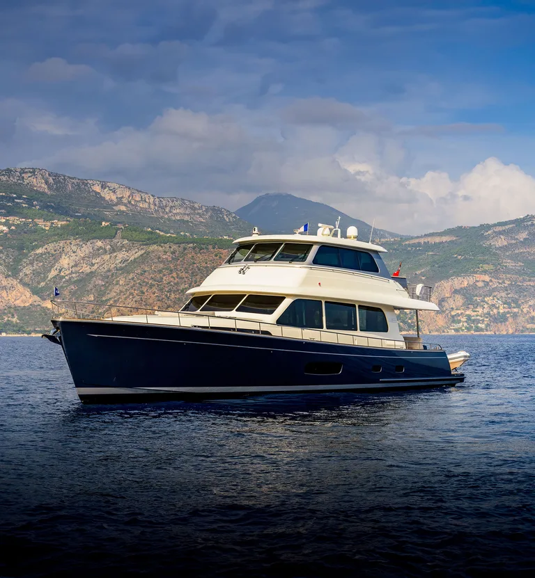 Grand Banks GB85 Skylounge
