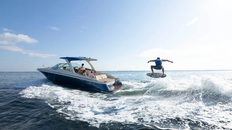 Chris Craft Launch 35 GT Surf