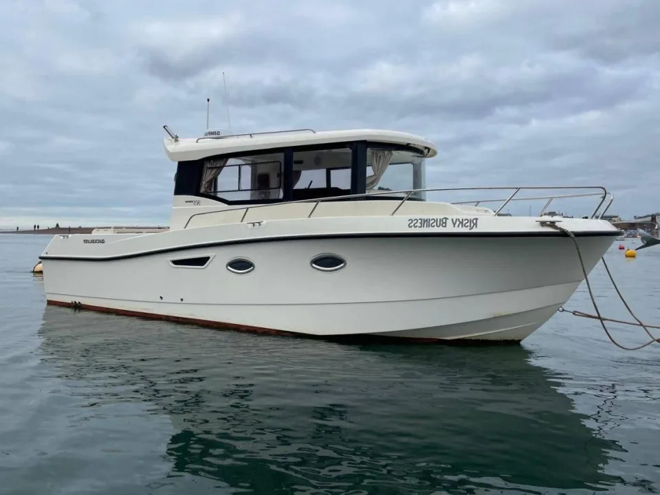 Quicksilver 905 Pilothouse used - photo 1