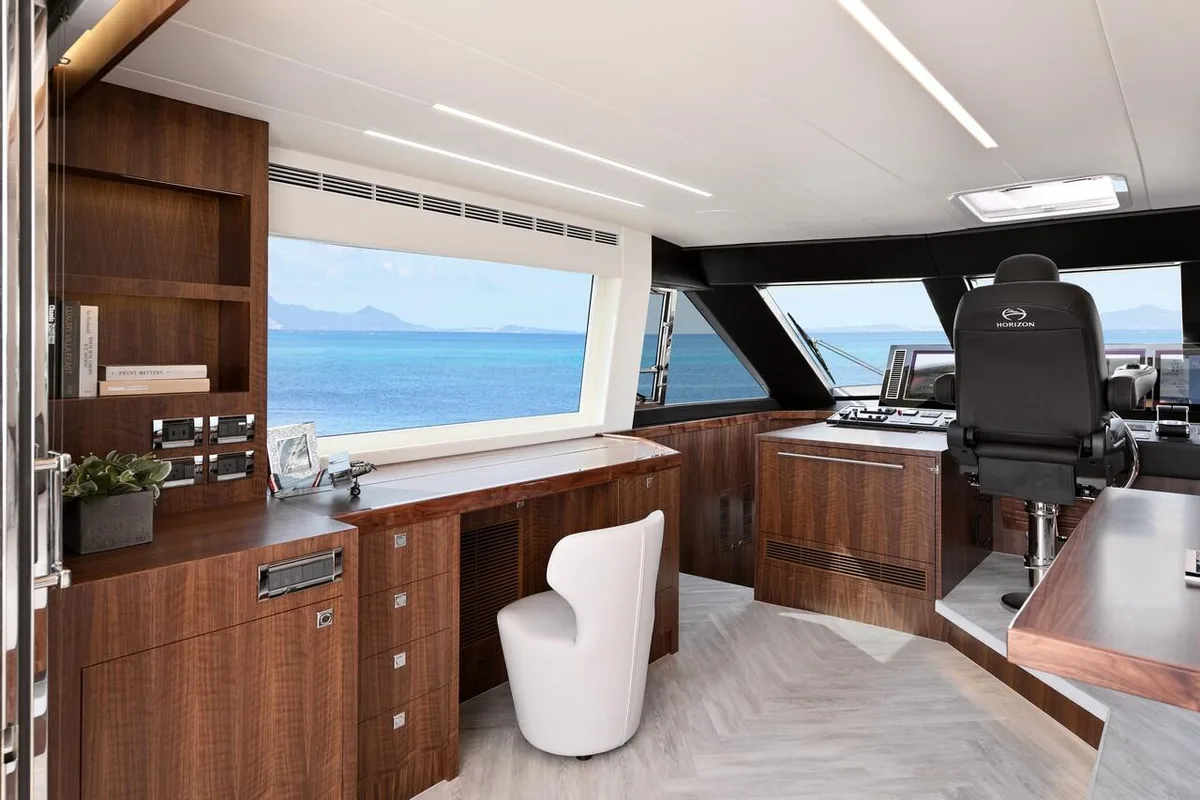 Horizon E75 Skylounge — 12
