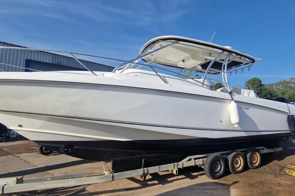 Boston Whaler 320 Outrage Cuddy Cabin used - photo 1