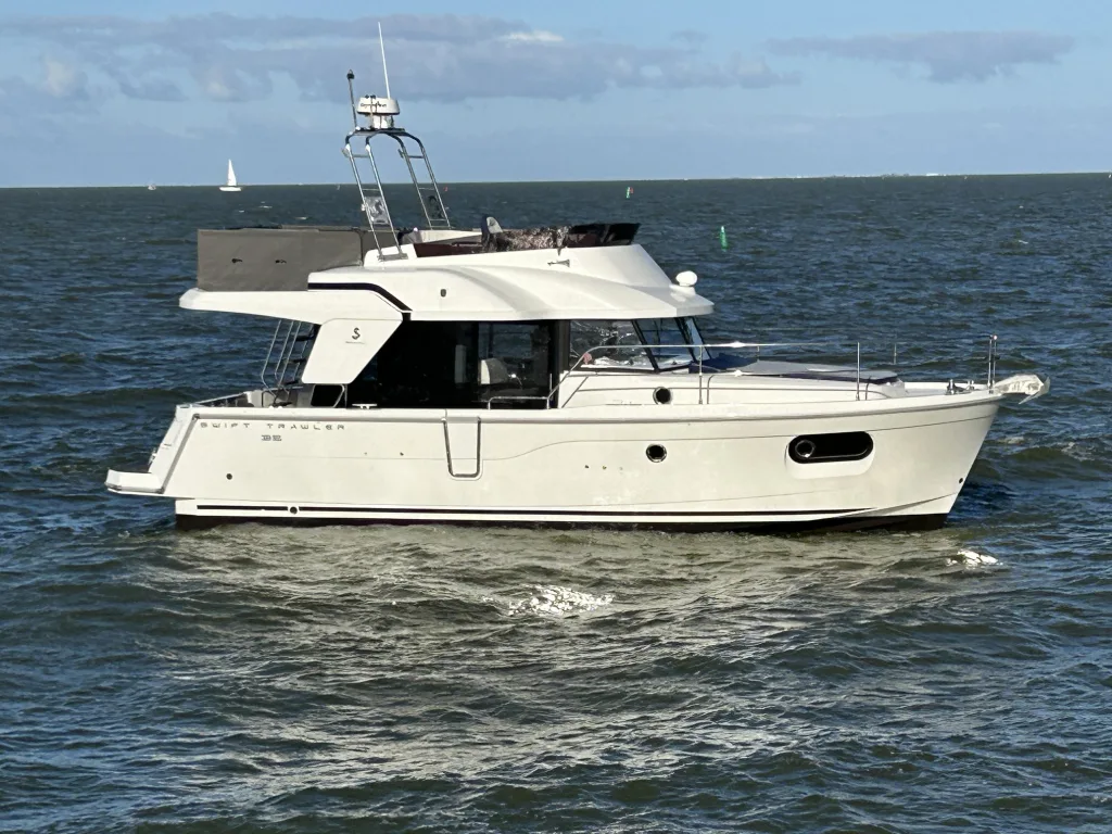 Beneteau Swift Trawler 35 used - photo 1 Beneteau Swift Trawler 35 used - photo 1