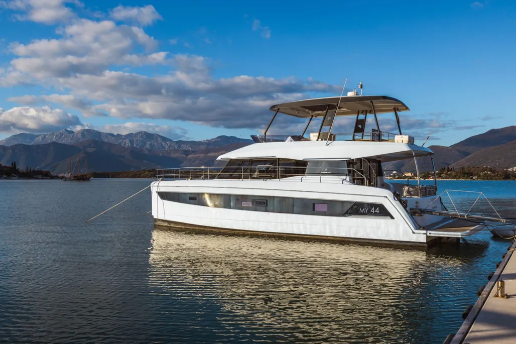 Fountaine Pajot Motor Yacht 44 used - photo 1