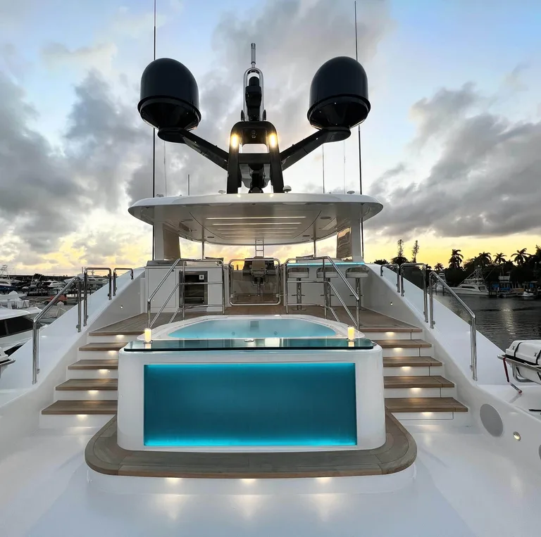 Westport Yachts Westport W117