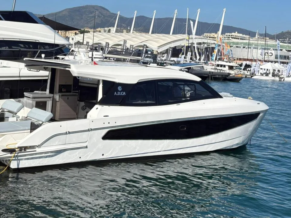 Aquila 42 Coupe used - photo 1
