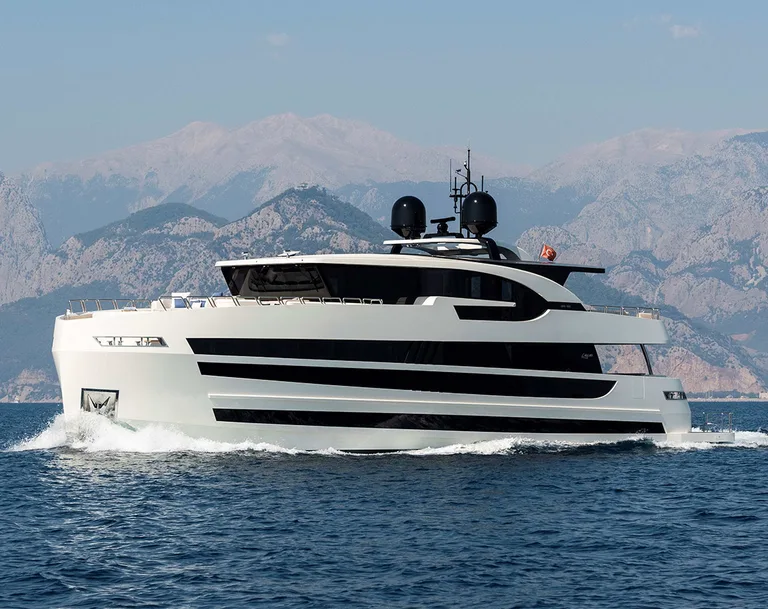 Lazzara Yachts UHV 100