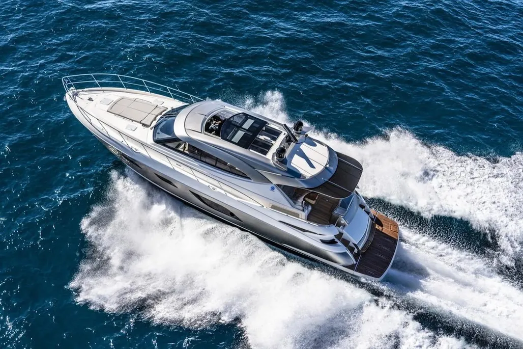 Riviera 6000 Sport Yacht Platinum Edition used - photo 1 Riviera 6000 Sport Yacht Platinum Edition used - photo 1
