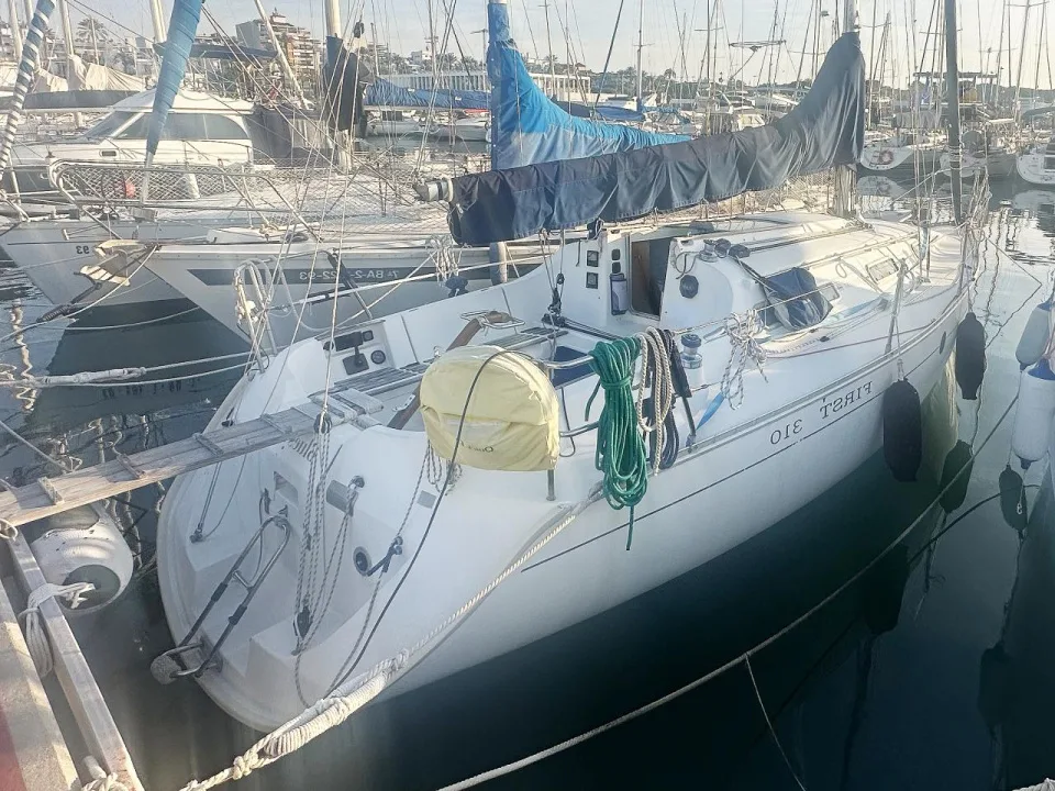 Beneteau First 310 (diseño Finot) usato - foto 1