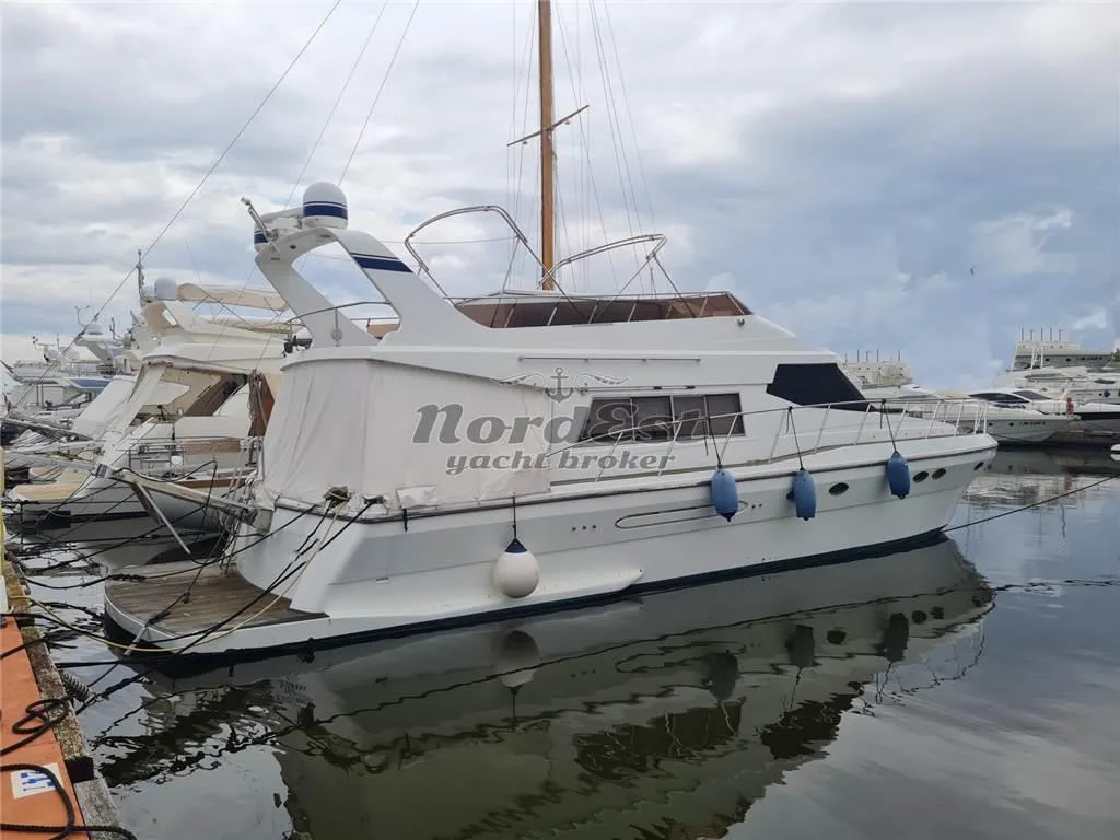 Asia Boat Builder Aquarius 55 Fly used - photo 1