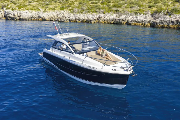 Sealine S335
