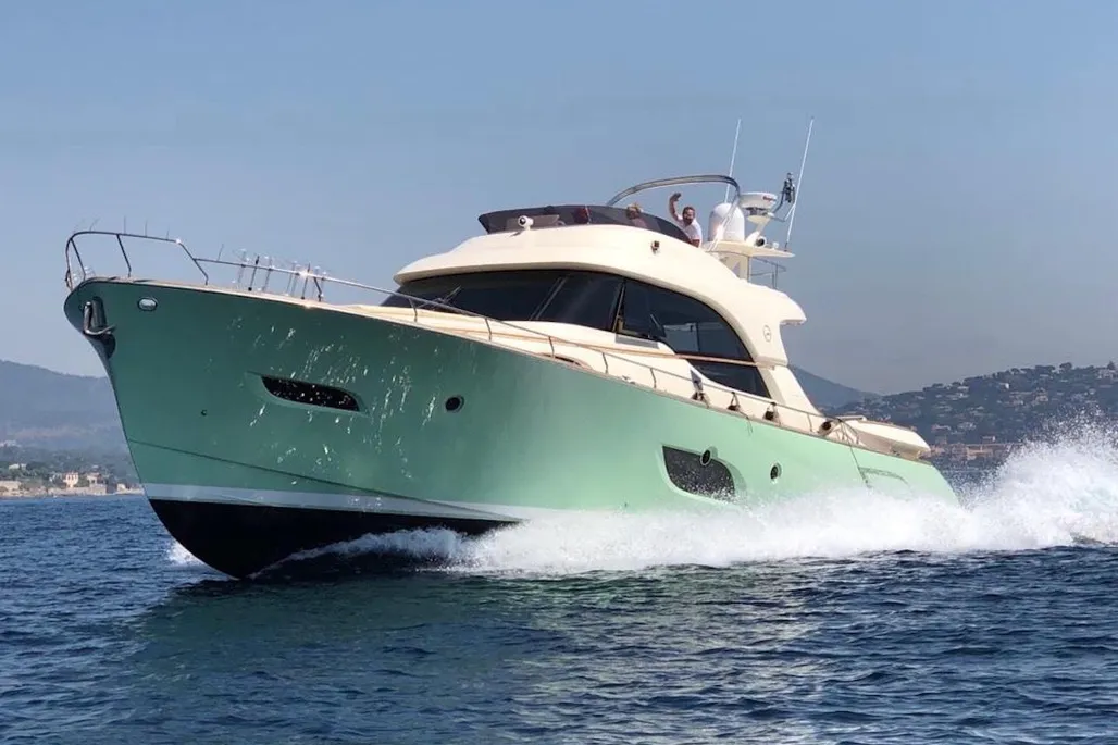 Mochi Craft 64' Dolphin used - photo 1