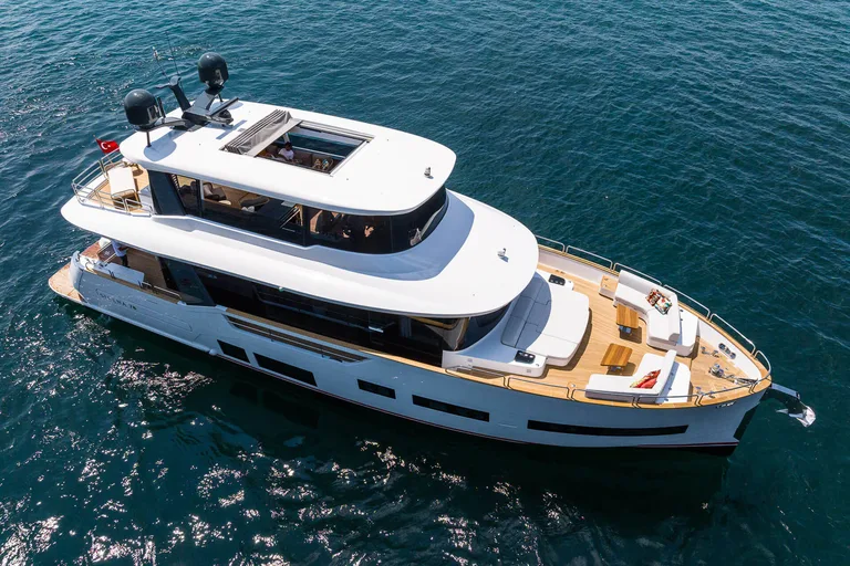 Sirena Yachts Sirena 78 Enclosed