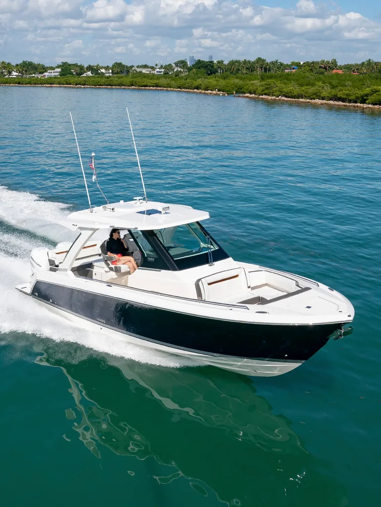 Tiara Yachts 34LS