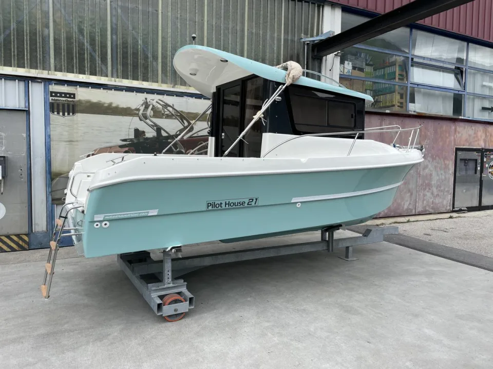 Manara Pilothouse 21' used - photo 1