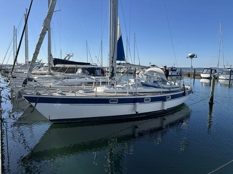 Hallberg-Rassy 352 used - photo 1