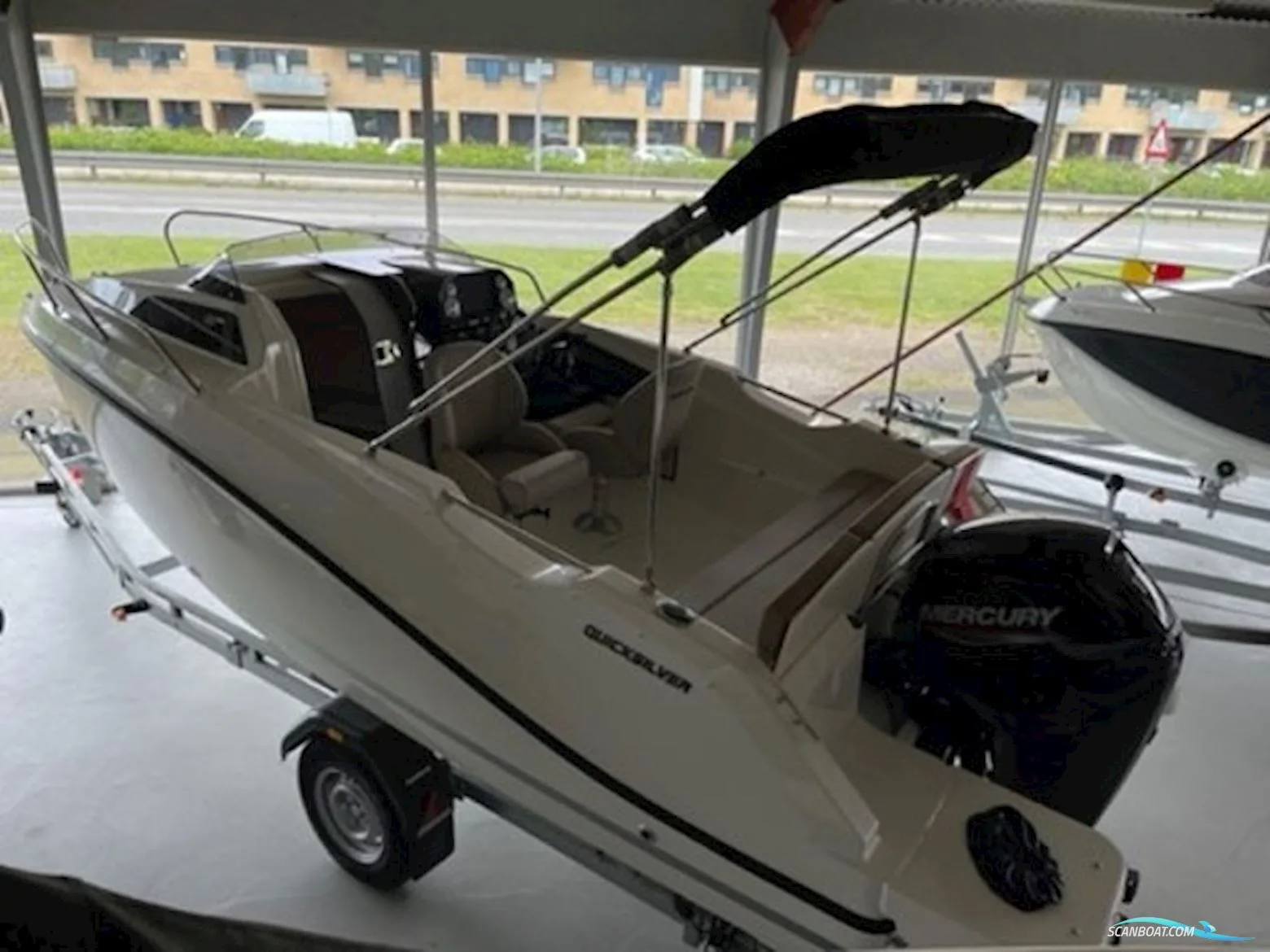Quicksilver Activ 555 Cabin Med Mercury F100 Efi Elpt (Masser af Ekstra Udstyr) Solgt usato - foto 1