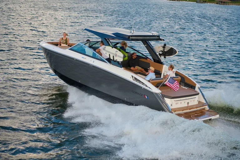 Cobalt Boats R33 Surf