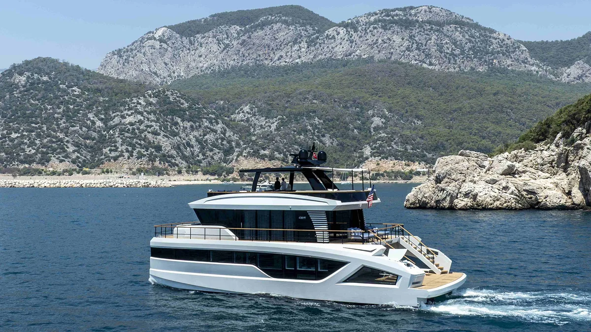 Lazzara Yachts LPC 300