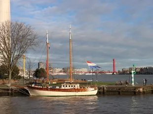 Regina is a classic sailing beauty. used - photo 1