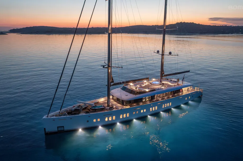 Custom Line Yacht used - photo 1