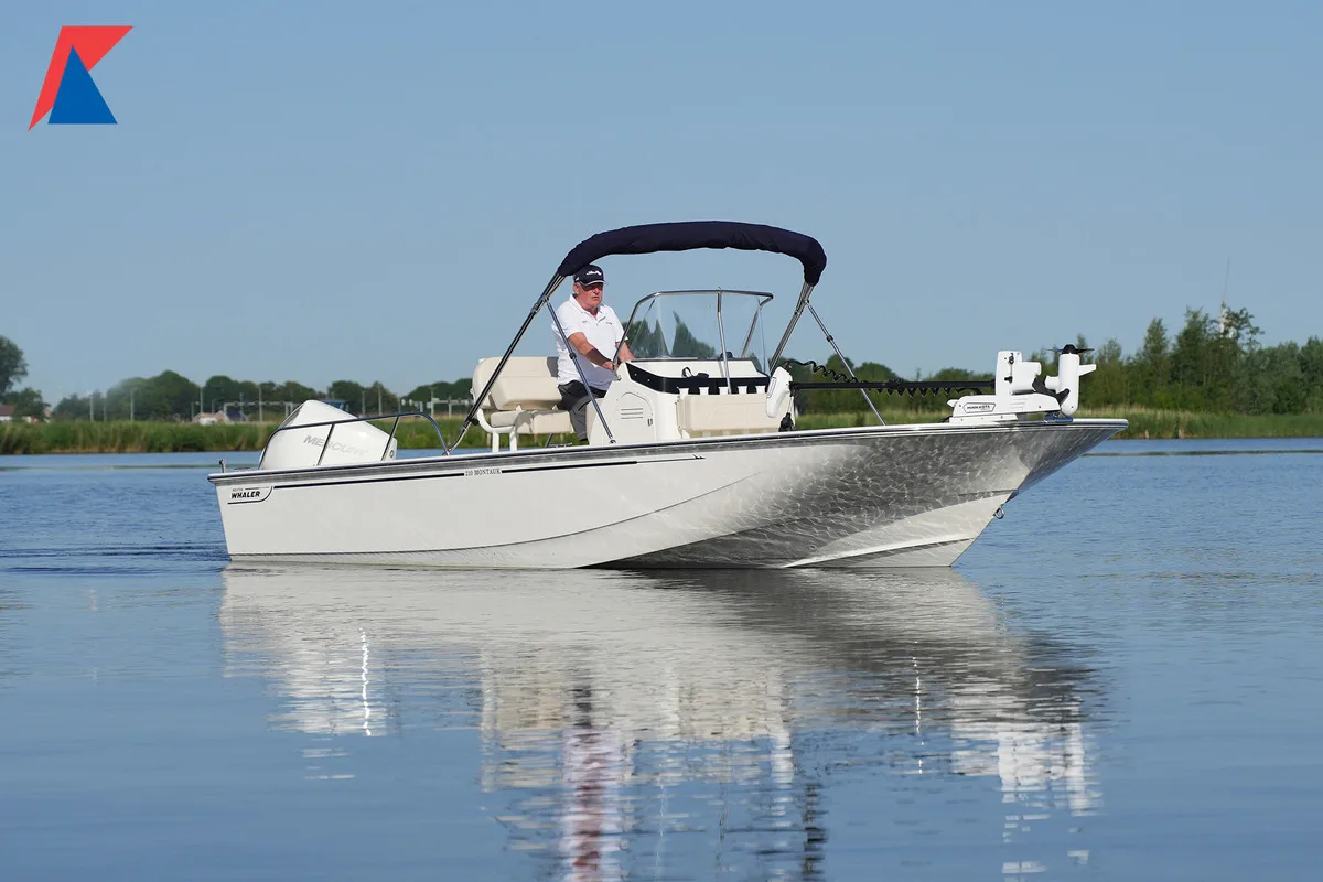 Boston Whaler 210 Montauk used - photo 1