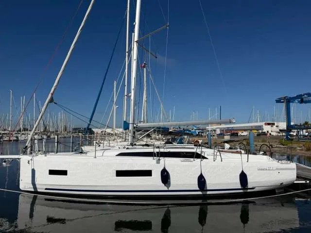 Beneteau OCEANIS 37.1 used - photo 1