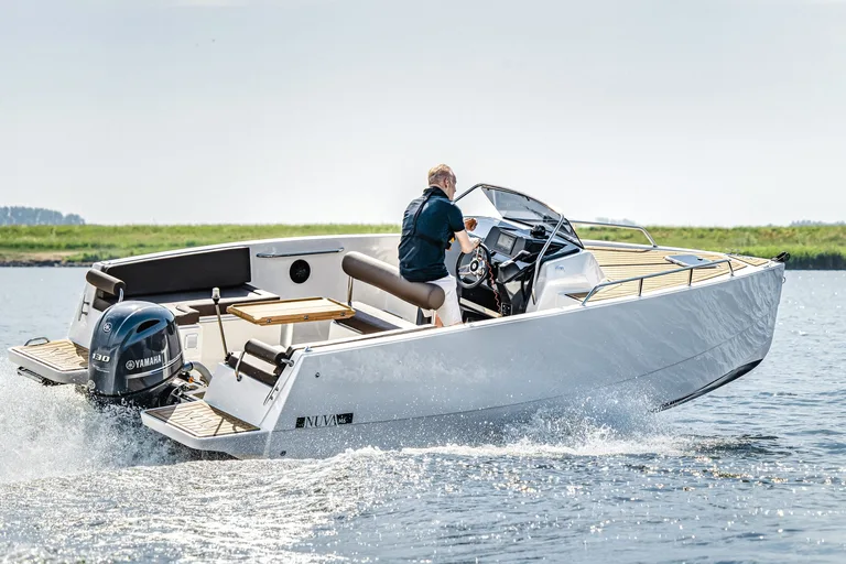 Nuva Yachts M6 Cabin