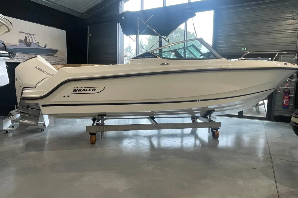 Boston Whaler 240 Vantage used - photo 1