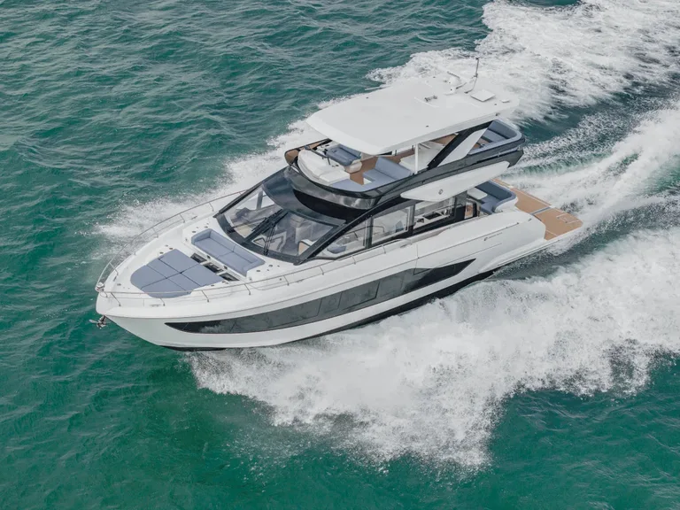 Cruisers Yachts 57 FLY