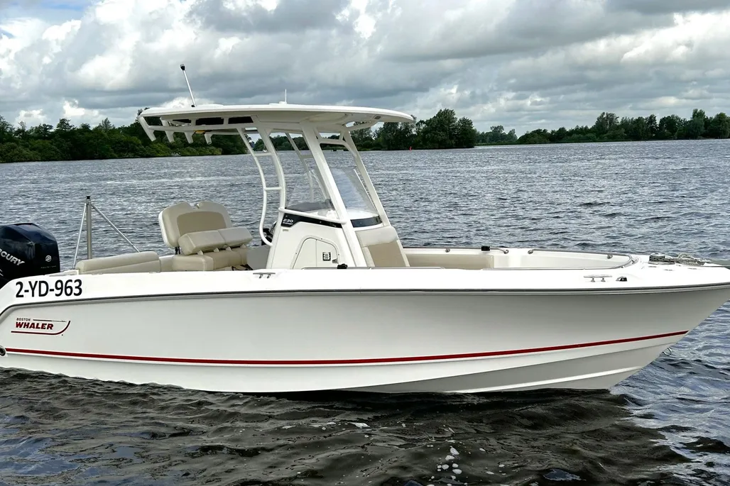 Boston Whaler 230 Outrage used - photo 1