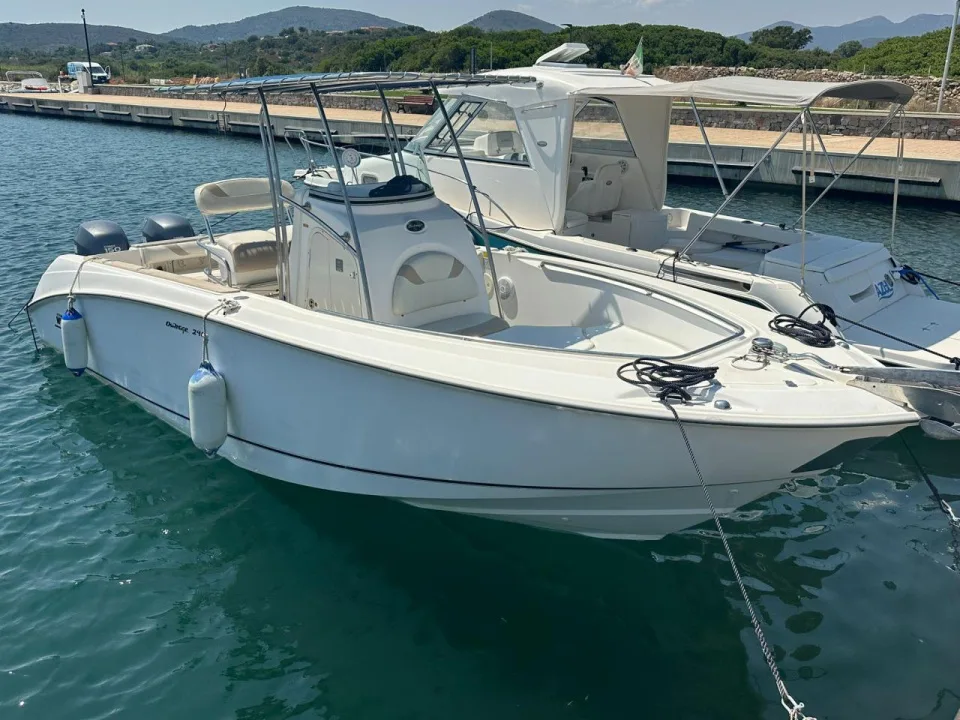 Boston Whaler 240 OUTRAGE used - photo 1