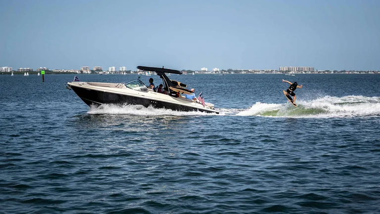 Chris Craft Launch 28 GT Surf