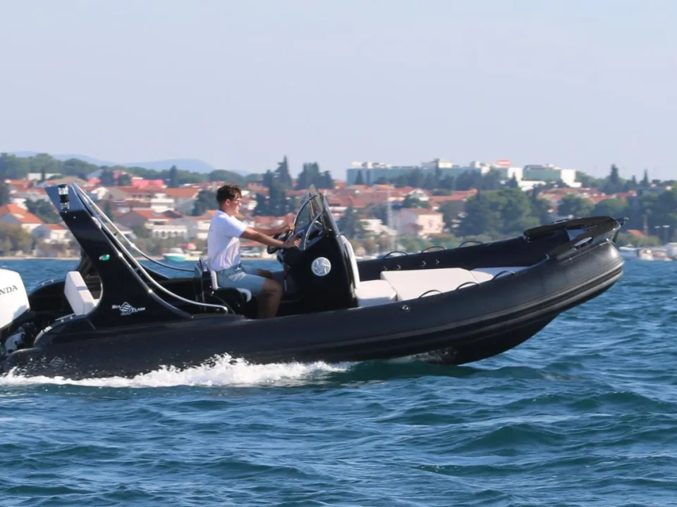 Sea Flash Luxury 620 with Honda BF150 used - photo 1