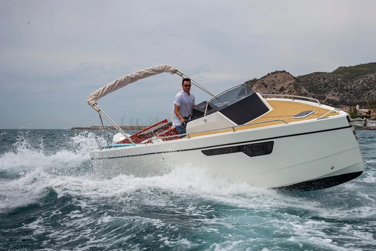 Nuva Yachts M8 Cabin