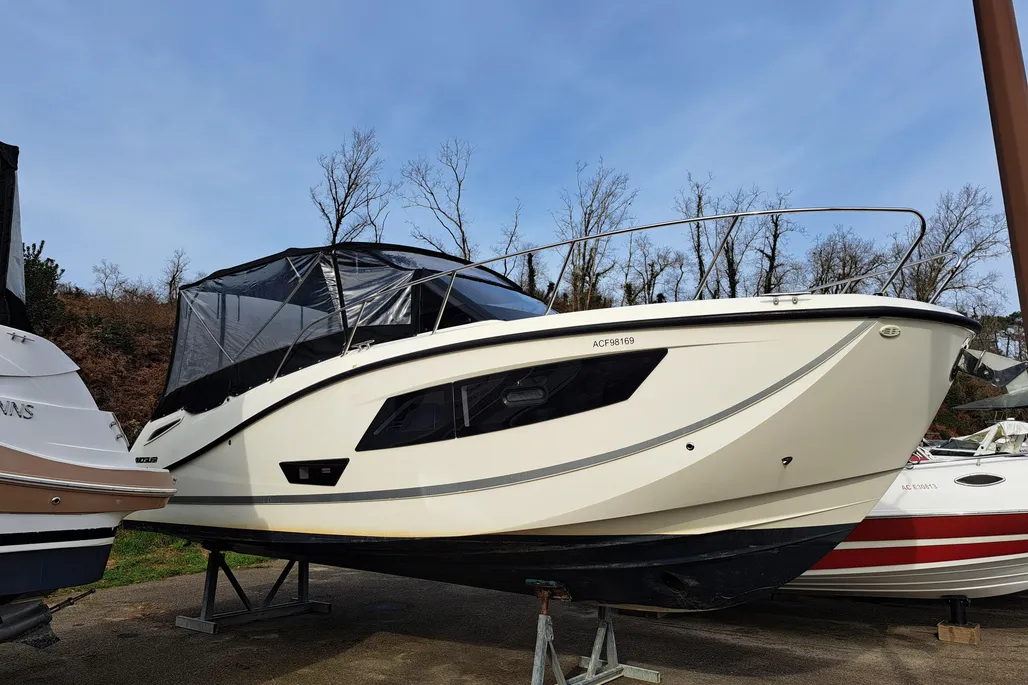Quicksilver Activ 875 Sundeck used - photo 1