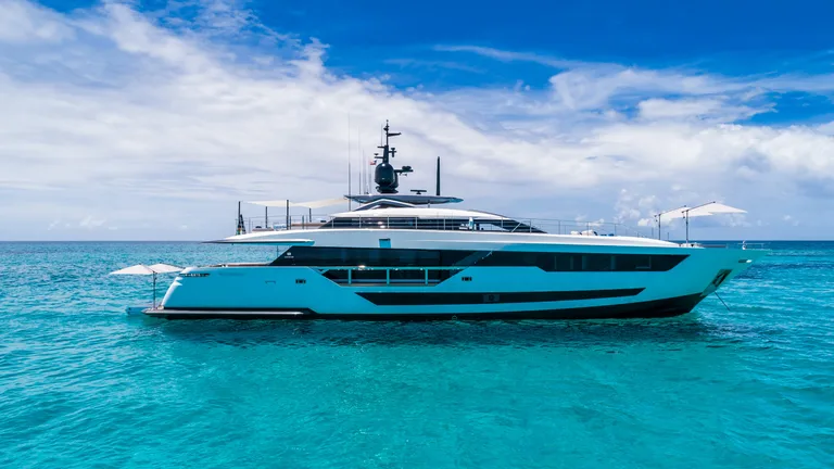 Custom Line Saetta 120'