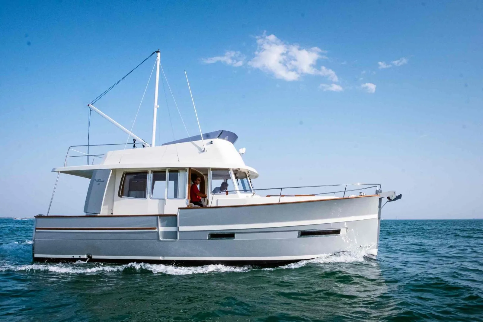 Rhéa Marine Trawler 34 sedan used - photo 1