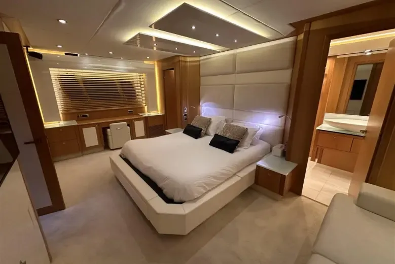 Sunseeker PREDATOR 84 used - hero image 10