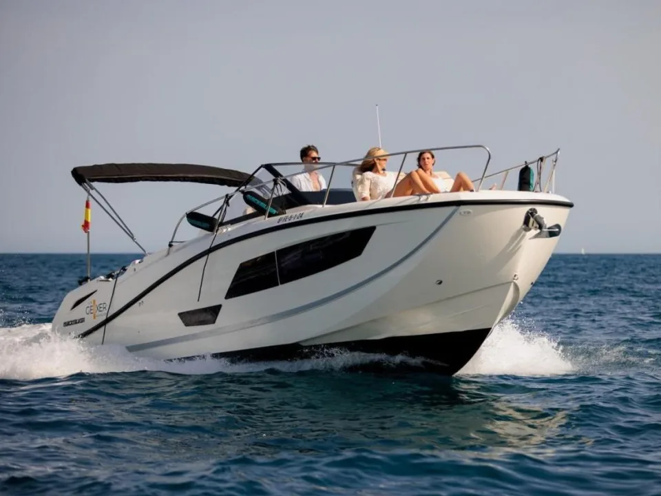 Quicksilver Activ 875 Sundeck used - photo 1