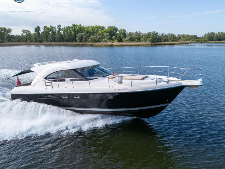 Riviera 4700 Sport Yacht used - photo 1