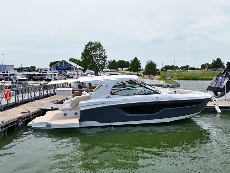 Cruisers Yachts 38 GLS I/O
