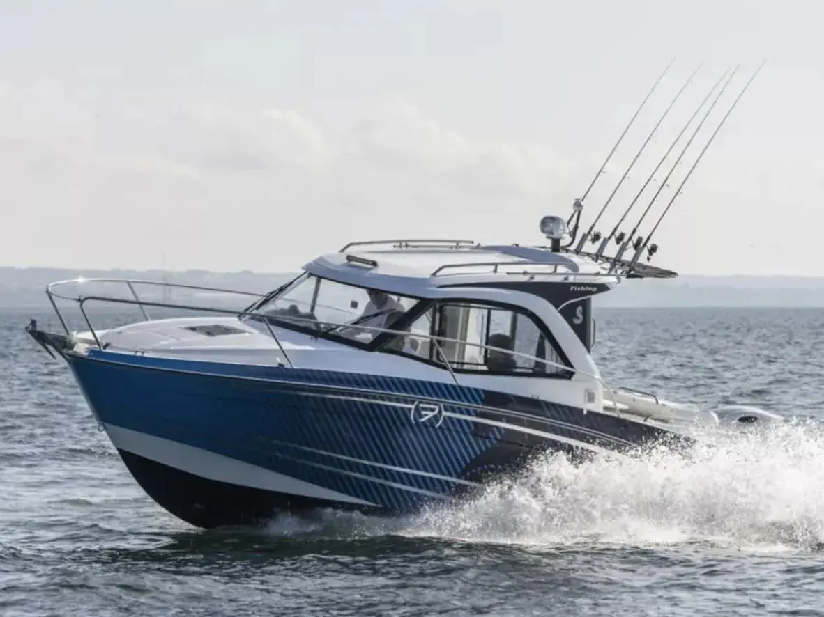 Beneteau Antares 7 Fishing