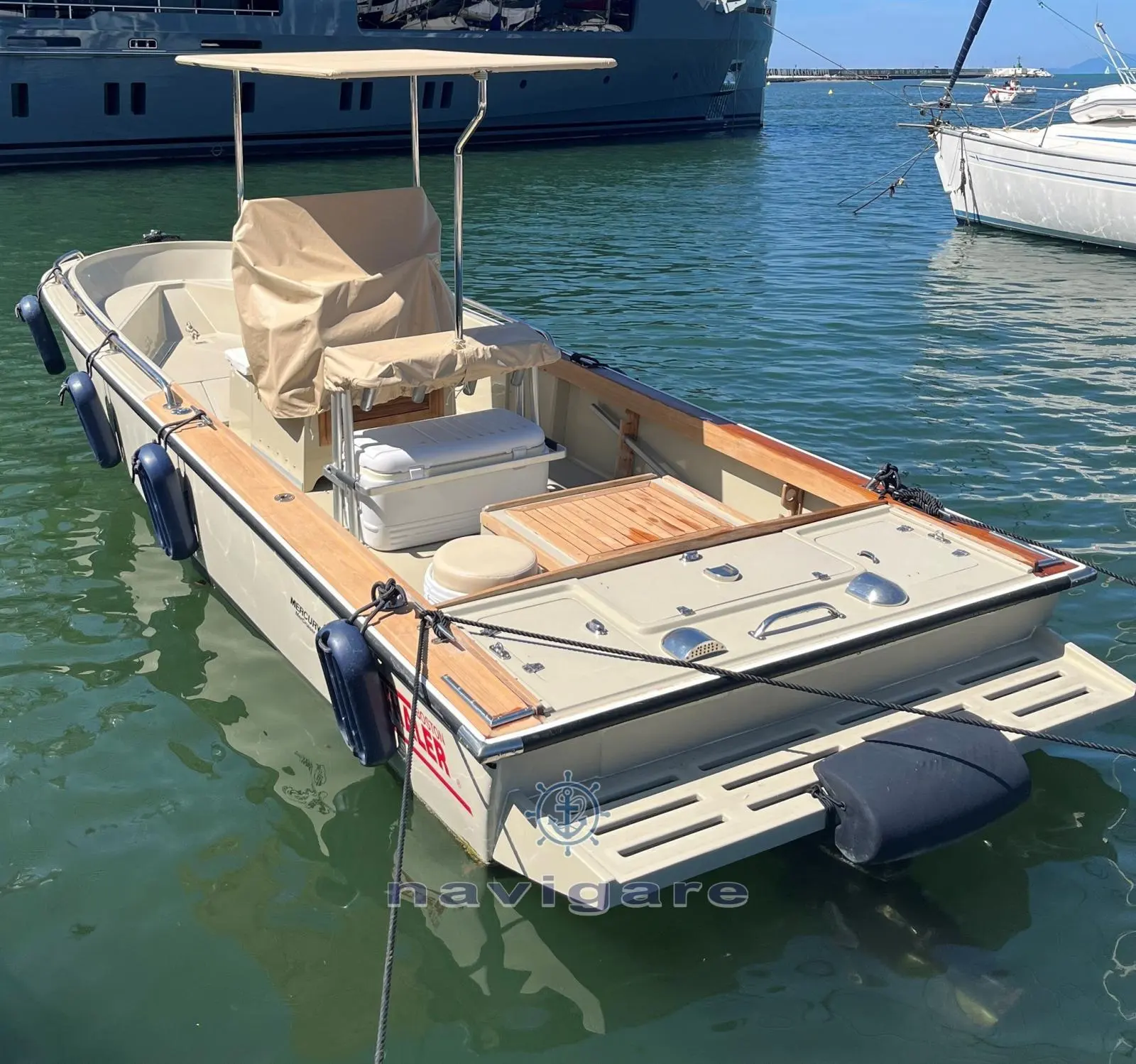 Boston Whaler 230 Outrage