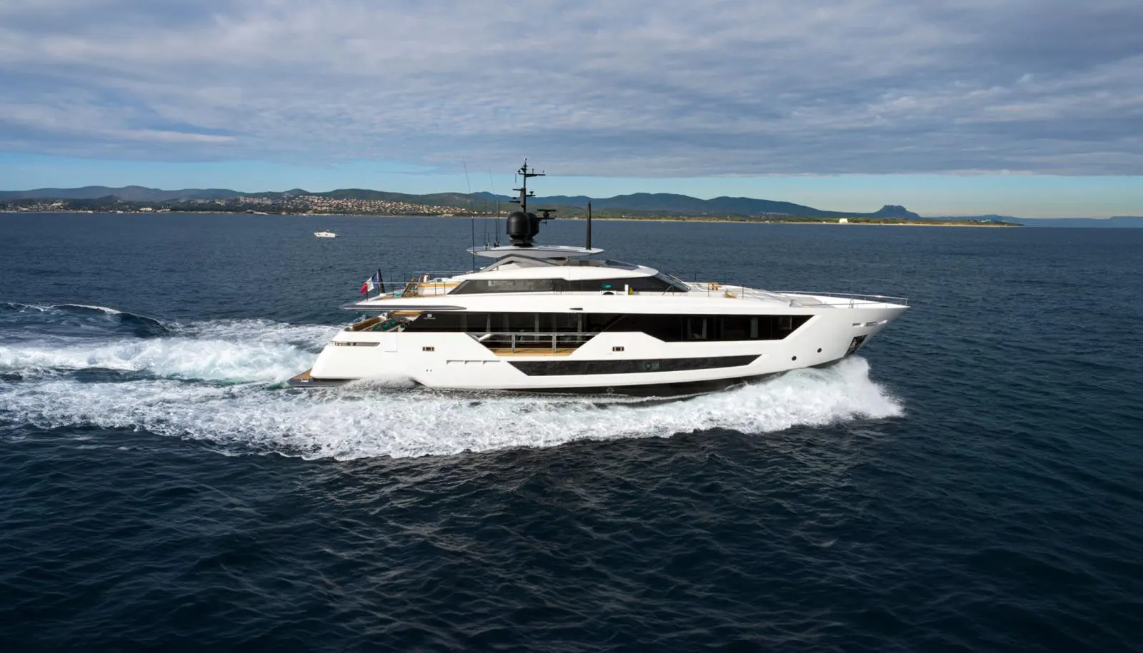 Custom Line Saetta 106'